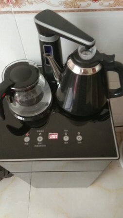 这款饮水机挺好用的，收到货就迫不及待的试用了。可以可以可以。想购买的亲们，可以放心购买了。物流小哥服务很好，我家住在三楼，亲自给我送到楼上，服务态度真的很好。很感谢快递小哥。