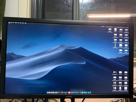 接imac用的，完美啊，2k分辨率刚好合适
不怎么玩游戏，主要看中护眼功能，看电影效果不错
显示器做工很扎实，重量也够，很稳重
看了好久，终于双11拿下，价格还合适
不过自带一根typec to hdmi线就好了，还有买一根，毕竟现在很多都是typec接口了