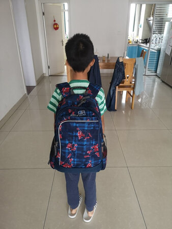 书包大小合适，适合小学中高年级，质量很好，隔层多，孩子非常喜欢。