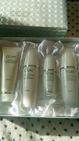 一直用欧诗漫的东西，挺不错的、美白效果很好，卖家送了一瓶眼精华，挺好用的、还有一套中样、价格也很实惠！在实体店买的价格贵还赠品少、东西用了都一样的，查了防伪码是正品、以后用的好会一直光顾
