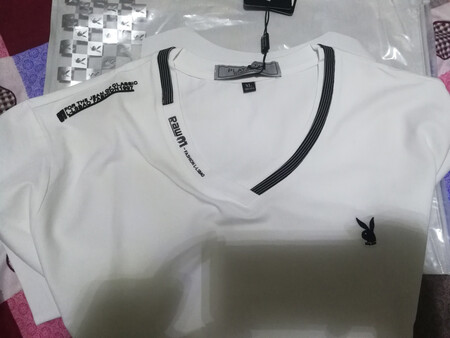宝贝收到了，卖家服务态度很好衣服做工挺好的，车线缝制紧密走线整齐很均匀没有线头弹性好价格也实惠，布料柔软摸着很舒服，感觉摸着不是那种容易起球的面料已经洗过一次了，感觉比我预想的要好很多，款式简约大方很百搭，值得推荐购买。