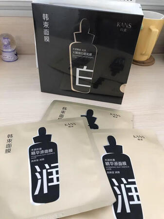 商品包装严密，没有任何磕碰，商家发货非常的快，长三角地区隔日达。这款面膜主打的是黑白色调，显得高端大气上档次，简洁的包装也让人看着感觉很舒服。面膜富含火棘果、晚香玉等天然草本植物精华成分，能够多抑制组胺分泌，减少黑色素生成，减少黑色素沉淀，释放肌肤焕白之美。足足20片装，按照每周使用4次计算，这一大盒足足够一个月使用，炎炎夏日，冷藏后使用，效果更佳哦！