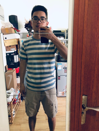 还不错，衣服很合身版型设计也很好看，拍照有点暗了……一星给快递员，周六日明知道家里有人，不给送直接放快递柜，甚至连电话问一声都没有……