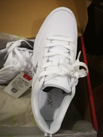 鞋子做工精细，很白，样子很漂亮，穿着舒适，透气性好，不闷脚，走路抓地很稳，标准尺码，穿上正好，朋友都说好看，已推荐好友购买。物流很快，快递小哥先电话通知，然后送货上门，很满意，购物首选京东，赞赞赞