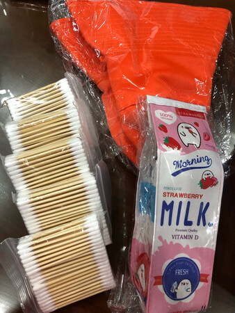 蛮小一个，比较可爱，买了粉色，可以装好几支笔～