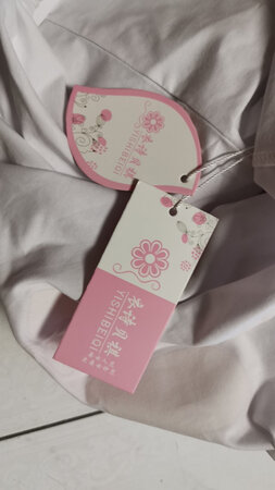 做工般，标牌没有注明成分，味道重，号码偏小。