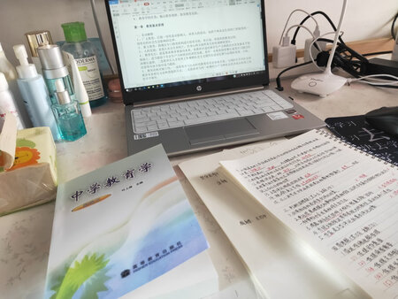 运行速度：开机快，就是有时有点卡
屏幕效果：还行
散热性能：还可以吧