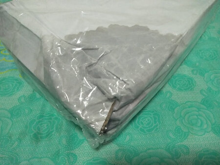 鞋子到的不快，到了之后鞋盒出现这个情况，打开后发现鞋内侧底面被污染，与店家沟通无果
