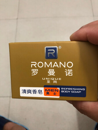 跟商场买的一样，应该是正品的