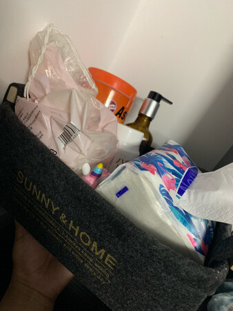 简约风格的～还是挺好看的，能装挺多东西的，很喜欢他们的家居风格，棒棒哒