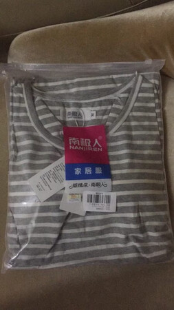 回购很多次了，主要是面料舒服。穿在家方便，有客人来了也不用担心，因为有胸垫，不足就是胸垫有点大和硬，小胸妹子觉得空。。。