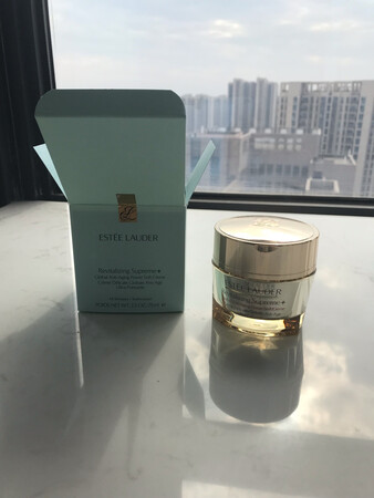 一直想买雅诗兰黛的面霜，正好看到京东有活动，就立马下手了，物流很快，第2天就收到了，本来看物流信息说要调货，还以为要几天呢，没想到这么快，买的是75毫升，感觉挺大一瓶的。使用了一下，挺滋润的，也挺保湿，希望冬天不会干燥了。