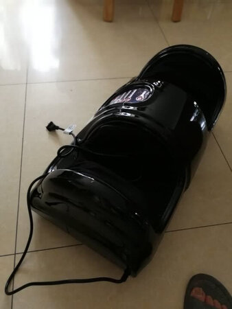 说句真心话，老人第一次用这玩艺，他们感觉按摩非常舒服，没有噪音，模式虽多但很记，操作简单。特别是手动模式，还可以调节方向，老人家说比我给他按的舒服，给力。哈，自从有了它，我闲着了，多一份时间陪孩子啦！非常非常不错。给老妈买的。感觉遥控器比较鸡肋。老人不太感兴趣。建议分遥控款。和非遥控款。适当降低售价。这样销量肯定上升