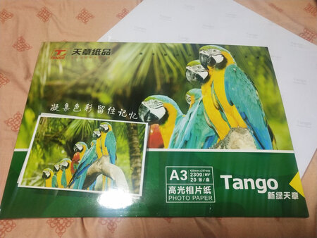 纸张品质：纸张品质还可以
纸张厚度：在纸一变大时，这个克数的厚度，感觉并不是那么厚，因为跟尺寸有关系吧。
过机效果：过机顺畅，挺好的。
打印效果：打印效果的呈现，一个是跟照片源清不清晰有关系，一个是跟墨水质量有关系，一个是跟纸张有关系，我用了一个不太清晰的图片，打印效果用图片形式晒出来。三色打印机。