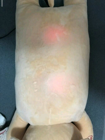 手感不错，可以按摩也可以当抱枕，按摩力度刚刚好，很舒服，外表很萌很可爱，现在都是放在床上，睡前按摩下，按摩完了直接就当枕头睡觉了，坐床上时候可以靠着边按摩边玩手机非常实用的送人的小礼物呢。。。