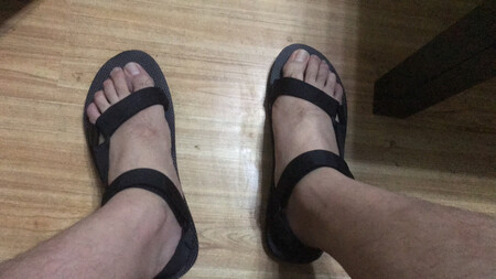 物流很给力，很快就到了，包装严实，没有破损。很喜欢这对鞋子，款式好看穿起来也很凉快，可以作为夏天日常的鞋子穿，而且很好搭配衣服，很不错
