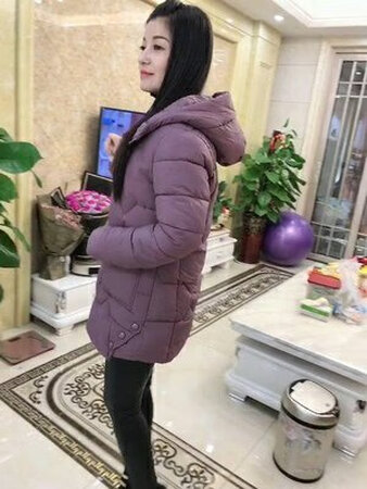 买了两件，紫色和酒红，穿上太美啦，衣服颜色没有色差，做工基本没有线头，走线也很平整，很厚实但不显臃肿，内衬也很好，总之非常合适，阿姨超级喜欢！