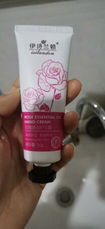 产品质感：护手霜质感很好，回购好多次了
保湿效果：保湿效果不错，适合皮肤干燥的我
产品香味：玫瑰味淡淡的，不刺鼻