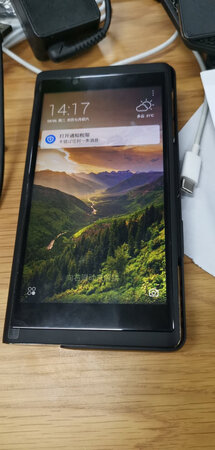 手机确实厚实，有板砖感，哈哈。投影效果挺好，作为第二部手机，可行。客服也很耐心解惑。