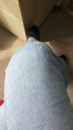 摸着面料软和舒服的，弹性也可以，但是有些气味，闻着不太舒服，洗了有些掉色，但不严重，还行吧