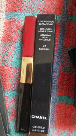 产品外观：大品牌很大气
保湿效果：红色部分有点黏，加上白色的湿润度立显
持久效果：只要不吃饭能坚持一天没问题
轻薄程度：薄涂厚涂均可
显色效果：显色度明显，颜色纯正
膏体气味：没有什么味道，红色部分好像淡淡的巧克力味。