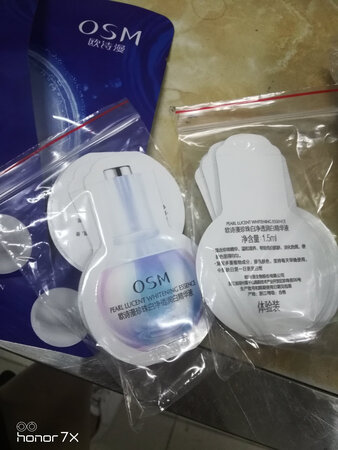 宝贝今天晚上才拿到，那回来看了一下包装很好没有破损，这次发的新款包装，以前用的那种小黄瓶的，味道很好闻，这次买的外观不一样，打开闻了一下味道不是之前的那个味道，不知道效果怎么样，到时候用过再来追评吧，送的面膜和面霜以前从来没有用过的，到时候体验一下看一下效果，值得推荐给各位老铁
