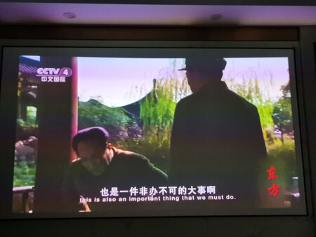这个幕布，高端大气，质量很好，我觉得在同级别当中呢，它价格性价比比较高，其他都要四五千块钱，我觉得这个已经非常好了