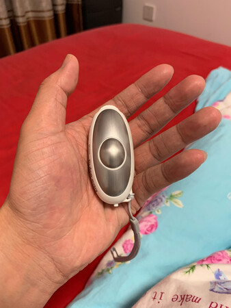 像打火机电池电人一样，但是多频的。像理疗仪一样，有点儿效果吧，转移注意力？