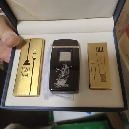 这个东西太高端大气上档次了，送给朋友过生的。当时就把指纹给录上了。拿在手里感觉跟别人的都不一样