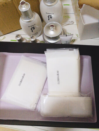 一套水乳霜，送了很多小试用品，总体来说很划算，用着很不错，已经是第二次购买这个产品了。本**肤偏干爱起皮，T区出油，用上清爽不油腻，个人感觉确实白了一点呢。本想双十一有活动的时候购买，算了一下价钱差不多少，所以就先下手了。