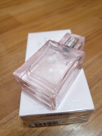 适合人群：女士
留香时间：比较长，大约8小时
味道浓淡：淡香水
第四张图是和30ml的对比，留香时间长，30ml也可以用一段时间。