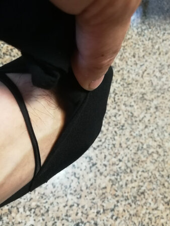 什么质量吗，穿了一次就这个样子了，跟他们讲了服务态度又差，退来退去麻烦就不退了，不建议买