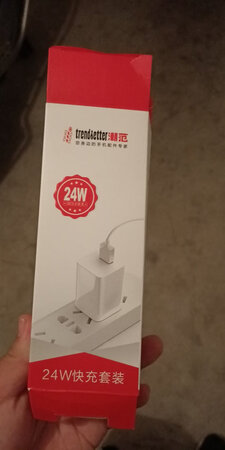 还以为是一加的原装充电器，结果不是，但做工还好，还没试过充电，不知道性能怎么样，到时候再看