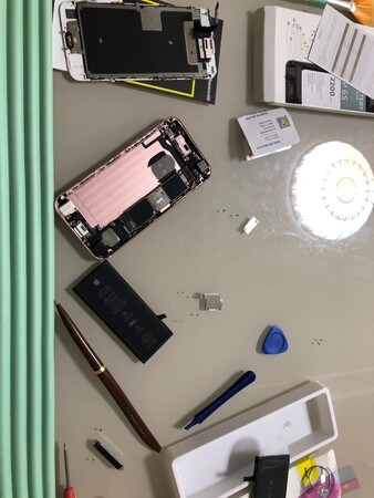 换上了，暂时来说还不错，撬棒质量差了一些，三两下就烂了，还有就是没有送屏幕胶