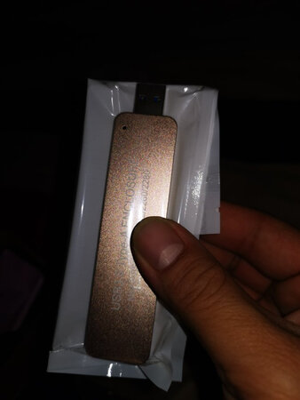 外形外观：外观精致小巧，金属质感，漂亮。
便携性能：便携性出色，不用带线，即插即用。
散热效果：全金属外壳，散热性能良好。
其他特殊：漂亮精致，方便，即插即用。