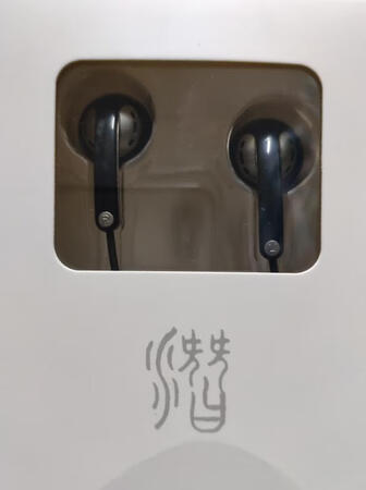 客服害挺可爱的  耳机就不用多说了 性价比挺高的 听个响里面属于不错的了
