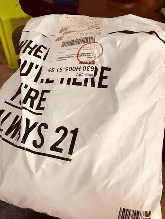 衣服的质量很好，一件衣服两个穿法，又找回年轻的感觉，哈哈。