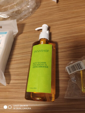 一直用这个卸妆油了，还好，不是很油，方便清晰！卸妆效果好！