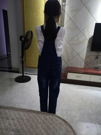 穿着还不错，衣服有点薄，长了一点点