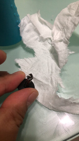 网购十几年第一次给人差评，如果可以一颗星都不愿给。给70多岁的老人家买的箱子，第一次用就出现提手脱落。明显是铆钉安装质量不好造成。找了客服，几天没人给我处理，后来让我自己去找他们掌柜的。最可恶是这个掌柜的真#，非说是老人家装东西太多造成的，不想承担售后麻烦找个好点的理由，再说照片中铆钉质量很明显不合格。还口气好#，箱子有质检报告，不服就去找检测单位，店大欺客.检测报告是根据来样检测，你保证你每个箱子都送去质检站检测了？#