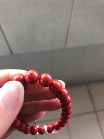 一次性购买了两串，美中不足的就是，两串都有缺陷，一串是有一点黑点，一串是有个凹型的，一次不愉快的购物。