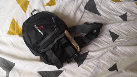 腰包轻便，设计合理，可以放很多琐碎物品，手机钱包不用放口袋看起来鼓鼓的了