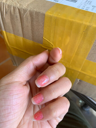 这个牌子的指甲油很好涂，而且干的很快，配上底油，很坚固，可以好多天都不会开，再涂上亮油，又好看又能保持好久，双十一又买了好多瓶，很便宜，这次尝试了一下变色的，真的特别神奇，在室内是浅色的，出来天冷了就成了粉色，不知道变热的话会怎么样，这是其中一款，另一个还没试过