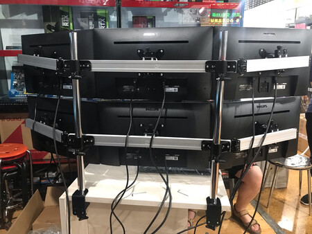 架子质量不错，安装也很简单，就是显示器之间小的缝隙不好调整，如果资金充足建议购买“乐歌”六连屏支架，调整很便利。