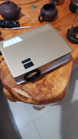 挺不错的，就是声音有点小，调音量还算可以。接受这个品牌，必定价格在哪里呢。不要要求太高了。
外形外观：满意
投影亮度：可以
投影色彩：宝满
操作难易：简单