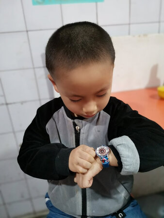 简直是爱不释手的，戴上就不愿意取下来，目前来看，没有任何问题的。