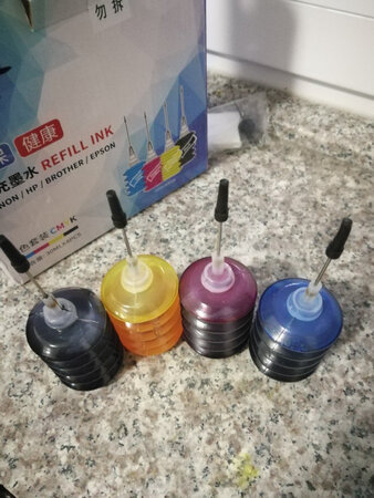 挺好个打印机，没墨了，真是件上火的事儿。刚换墨盒，查找时，发现墨水，原来墨盒可以加墨，于是拍下了这款墨水。
15.9元，四色墨水，发货迅速，包装结实，各种工具，一应俱全。
到手后，加了一些墨水，墨量显示不多（带叹号），看来还得继续加。