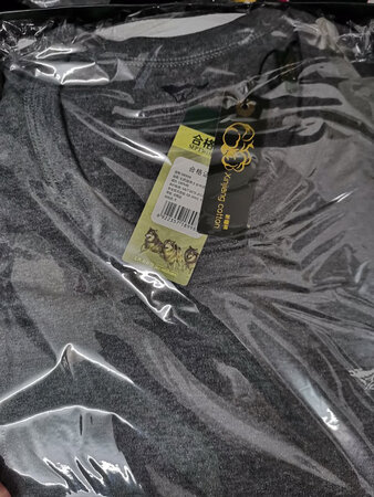 衣服很好，质感比较厚，品牌的东西确实不错，但不知道会不会缩水。