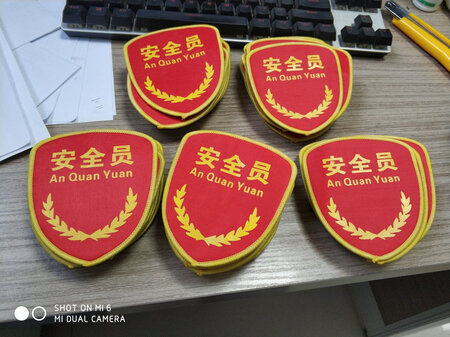 做工还可以，用别针固定的方式，厚度不算薄，质量不错