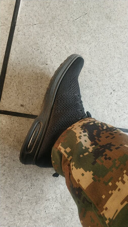 很舒服，软软的，透气还好。不过很臭，我躺下午睡，头疼，哪来的臭味呢？